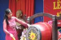 Cô Tạ Thị Thu Hiền đánh trống khai giảng năm học mới