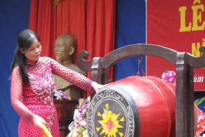 Cô Tạ Thị Thu Hiền đánh trống khai giảng năm học mới